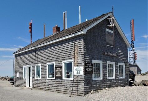 Building on Mt Washington where the highest wind speed witnesses by man was recorded.
